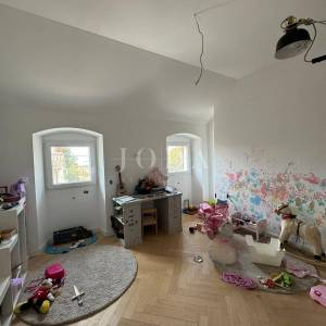 Kostrena - prostrana katnica s garažom i uređenim dvorištem