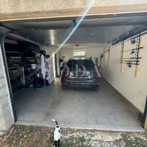 Kostrena - prostrana katnica s garažom i uređenim dvorištem