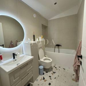 Kostrena - prostrana katnica s garažom i uređenim dvorištem