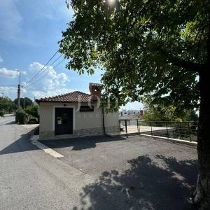 Kostrena - prostrana katnica s garažom i uređenim dvorištem