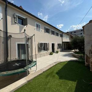 Kostrena - prostrana katnica s garažom i uređenim dvorištem