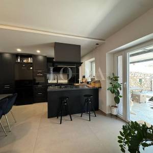 Kostrena - prostrana katnica s garažom i uređenim dvorištem