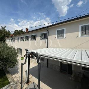 Kostrena - prostrana katnica s garažom i uređenim dvorištem