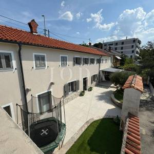 Kostrena - prostrana katnica s garažom i uređenim dvorištem