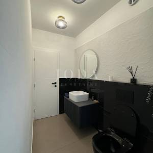 Kostrena - prostrana katnica s garažom i uređenim dvorištem