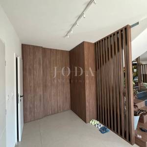 Kostrena - prostrana katnica s garažom i uređenim dvorištem