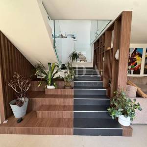 Kostrena - prostrana katnica s garažom i uređenim dvorištem