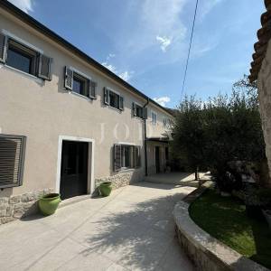 Kostrena - prostrana katnica s garažom i uređenim dvorištem