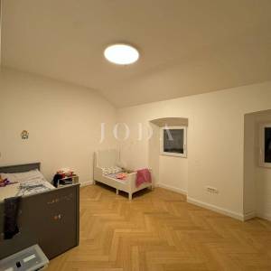 Kostrena - prostrana katnica s garažom i uređenim dvorištem