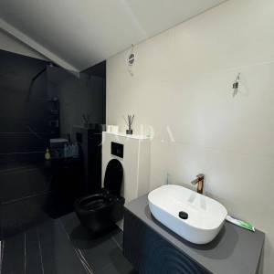 Kostrena - prostrana katnica s garažom i uređenim dvorištem