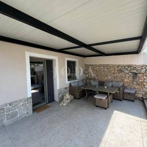 Kostrena - prostrana katnica s garažom i uređenim dvorištem