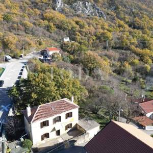 Križišće primorska kuća sa velikom okućnicom