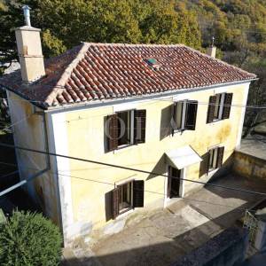 Križišće primorska kuća sa velikom okućnicom