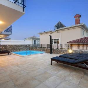 KRK - Moderna vila s bazenom, okućnicom i pogledom na more 