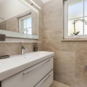 KRK - Moderna vila s bazenom, okućnicom i pogledom na more 