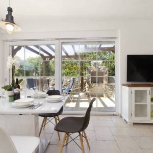 KRK - Moderna vila s bazenom, okućnicom i pogledom na more 