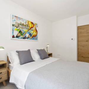 KRK - Moderna vila s bazenom, okućnicom i pogledom na more 