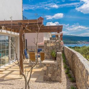 KRK - Moderna vila s bazenom, okućnicom i pogledom na more 