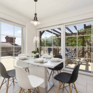 KRK - Moderna vila s bazenom, okućnicom i pogledom na more 