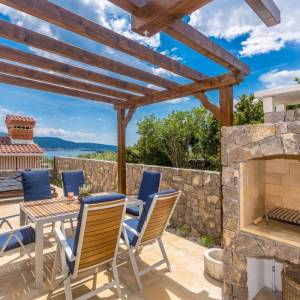 KRK - Moderna vila s bazenom, okućnicom i pogledom na more 