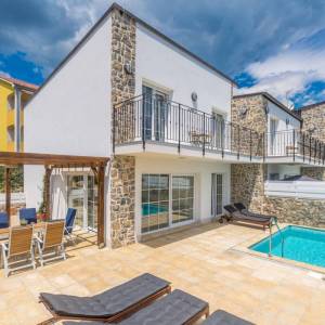 KRK - Moderna vila s bazenom, okućnicom i pogledom na more 