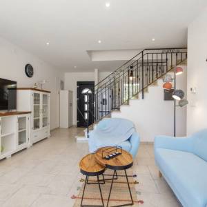 KRK - Moderna vila s bazenom, okućnicom i pogledom na more 