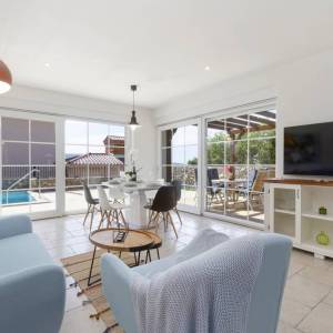 KRK - Moderna vila s bazenom, okućnicom i pogledom na more 