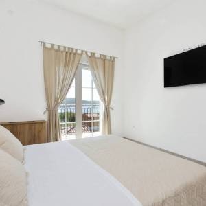 KRK - Moderna vila s bazenom, okućnicom i pogledom na more 