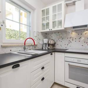 KRK - Moderna vila s bazenom, okućnicom i pogledom na more 