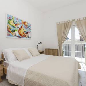 KRK - Moderna vila s bazenom, okućnicom i pogledom na more 