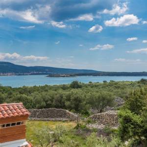 KRK - Moderna vila s bazenom, okućnicom i pogledom na more 