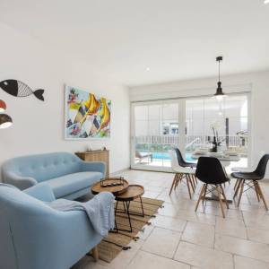 KRK - Moderna vila s bazenom, okućnicom i pogledom na more 