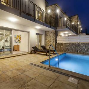 KRK - Moderna vila s bazenom, okućnicom i pogledom na more 