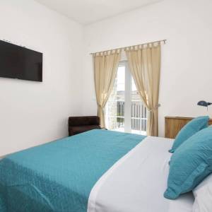 KRK - Moderna vila s bazenom, okućnicom i pogledom na more 