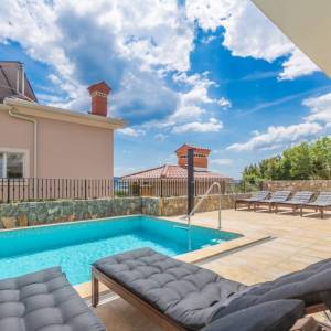 KRK - Moderna vila s bazenom, okućnicom i pogledom na more 