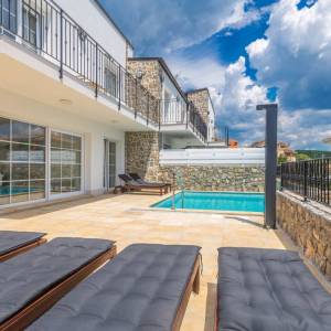 KRK - Moderna vila s bazenom, okućnicom i pogledom na more 