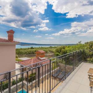 KRK - Moderna vila s bazenom, okućnicom i pogledom na more 