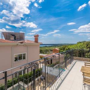 KRK - Vila s bazenom i pogledom na more 