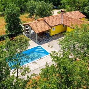 Kuća na Labinštini ! Veliki teren oko kuće od 9400 M2!!