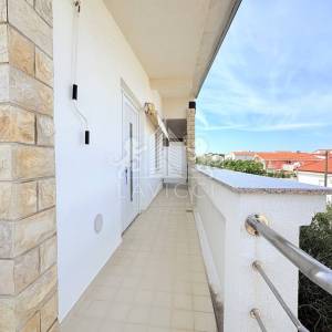 Kuća s 3 apartmana 200 m od mora - Vir