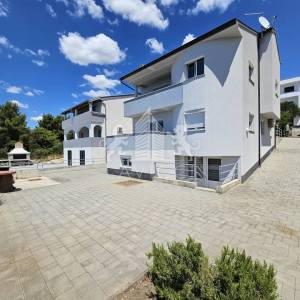 Kuća s 3 apartmana, 50m od mora - Sv. Petar