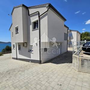 Kuća s 3 apartmana, 50m od mora - Sv. Petar