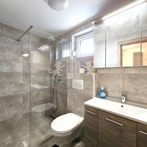 Kuća s 3 apartmana, 50m od mora - Sv. Petar