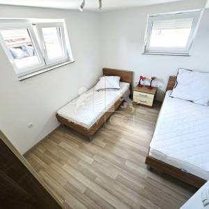 Kuća s 3 apartmana, 50m od mora - Sv. Petar
