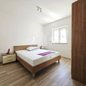 Kuća s 3 apartmana, 50m od mora - Sv. Petar