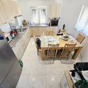 Kuća s 3 apartmana, 50m od mora - Sv. Petar