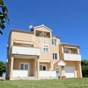 Kuća s 5 apartmana, 2. red od mora - VLAŠIĆI, PAG