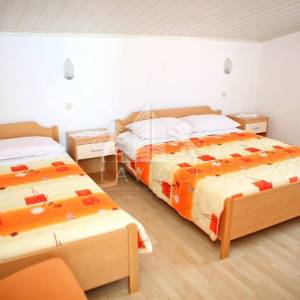 Kuća s 5 apartmana, 2. red od mora - VLAŠIĆI, PAG