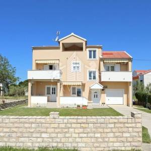 Kuća s 5 apartmana, 2. red od mora - VLAŠIĆI, PAG