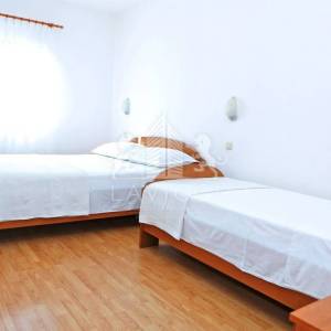 Kuća s 5 apartmana, 2. red od mora - VLAŠIĆI, PAG